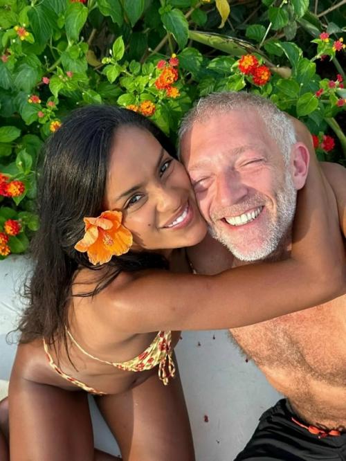 59-Летний Венсан Кассель провёл время на берегу океана вместе с возлюбленной нарой баптистой и их сыном каэтано. 02