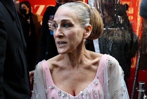 Сара Джессика Паркер ответила хейтерам, критикующим её внешность, возраст и седину.
