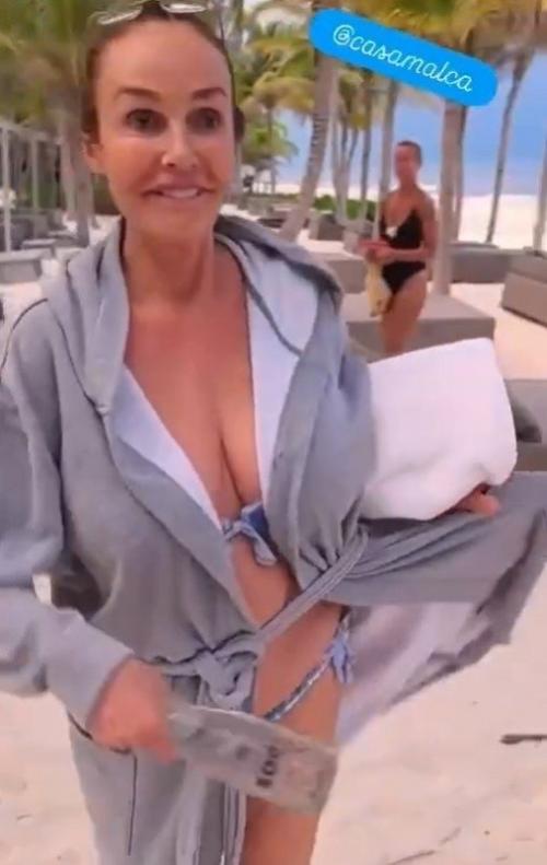 Гpyдь колесом, распахнутый халатик и бутылка в руках. 02