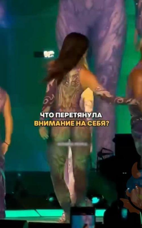 На одном из шоу внимание зрителей оказалось приковано не к Шакире, а к танцовщице рядом с ней. 
