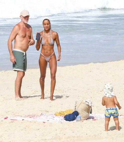 59-Летний Венсан Кассель провёл время на берегу океана вместе с возлюбленной нарой баптистой и их сыном каэтано.  