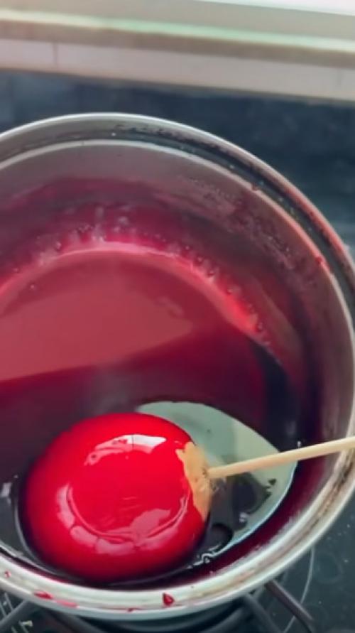 Карамель на палочке.

Парень решил поэкспериментировать и обмакнул луковицу на палочке в карамель, думая, что получится десерт мечты.  