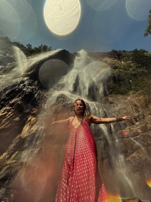 37-Летняя актриса Зоя бербер решила продлить новогодние каникулы на Шри-Ланке. 01