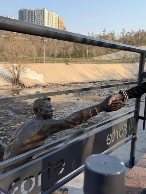 В алматы появилась инсталляция, от которой мурашки. 02