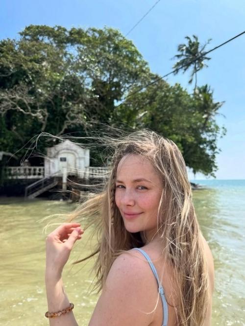 37-Летняя актриса Зоя бербер решила продлить новогодние каникулы на Шри-Ланке. 02