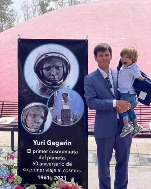 Внук Юрия Гагарина, Юрий кондратчик, названный в честь знаменитого деда, поразительно на него похож.  