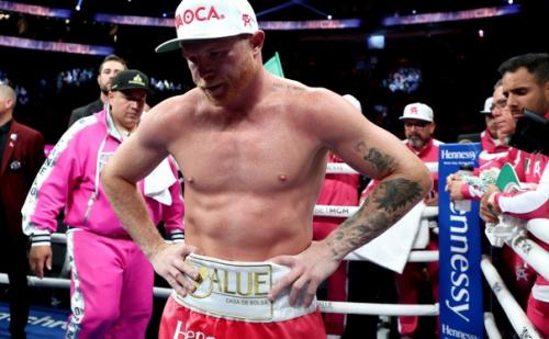 Альварес сообщил, что выиграл бой. 05