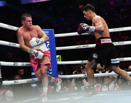 Альварес сообщил, что выиграл бой. 01