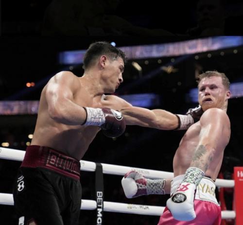 Альварес сообщил, что выиграл бой. 04