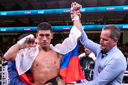 Альварес сообщил, что выиграл бой. 06