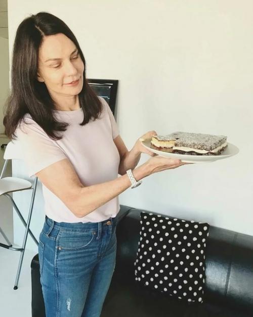 Стройная фигура, четкий овал лица в 72 года и 30-летний отказ от сахара, замена его аналогами. 04