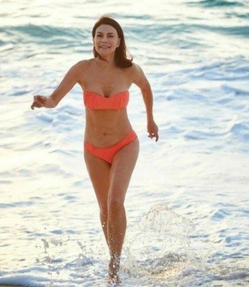 Стройная фигура, четкий овал лица в 72 года и 30-летний отказ от сахара, замена его аналогами. 02