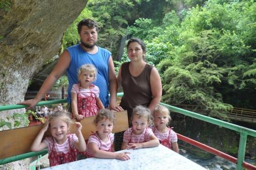 12 лет назад молодая московская семья артамкиных стала в одночасье многодетной. 05