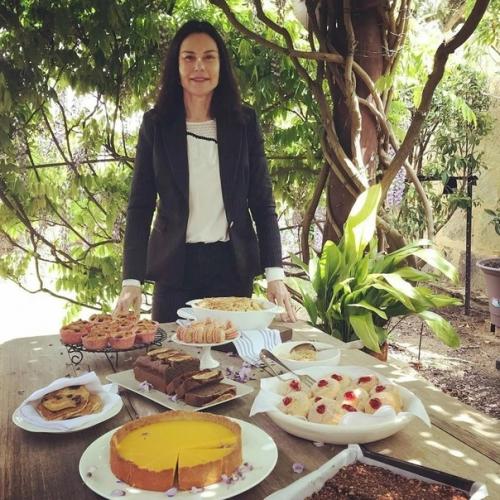 Стройная фигура, четкий овал лица в 72 года и 30-летний отказ от сахара, замена его аналогами. 03