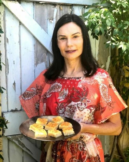 Стройная фигура, четкий овал лица в 72 года и 30-летний отказ от сахара, замена его аналогами. 01