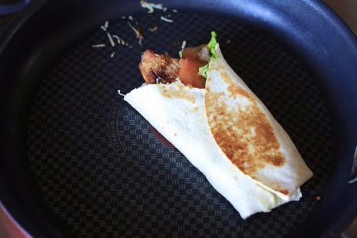 Невозможногонет. Позднийэкспресс. Вик занят ноутбуком, а Надя пытается делать вид, что занята конспектом. 09 Невозможногонет. Позднийэкспресс. Вик занят ноутбуком, а Надя пытается делать вид, что занята конспектом. 09