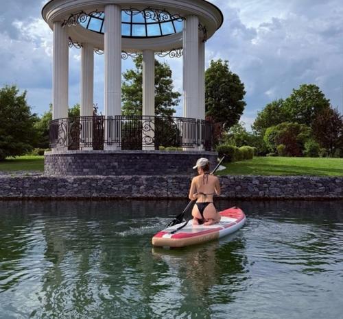 Саша Савельева снялась в бикини, сидя на сапе. 01