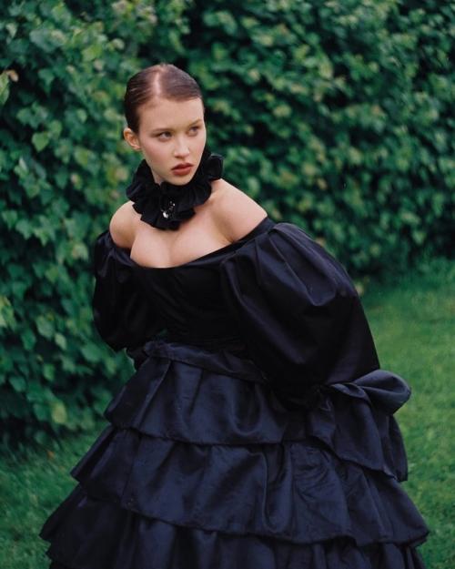 16-Летняя Анна пересильд делится новой фотосессией в образе роковой дамы в пышном платье с декольте. 05