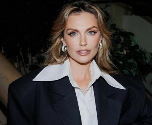 Саша Савельева снялась в бикини, сидя на сапе. 02