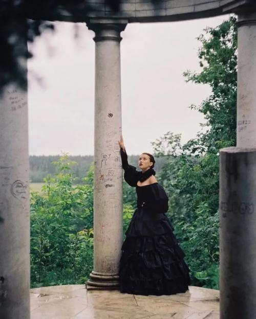 16-Летняя Анна пересильд делится новой фотосессией в образе роковой дамы в пышном платье с декольте. 04