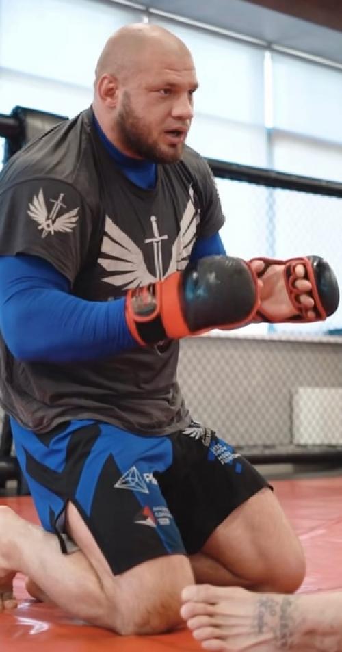 Александр емельяненко проводит рабочую неделю с борьбы с Иваном штырковым. 01