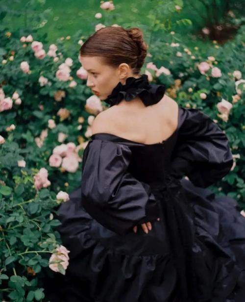 16-Летняя Анна пересильд делится новой фотосессией в образе роковой дамы в пышном платье с декольте. 02