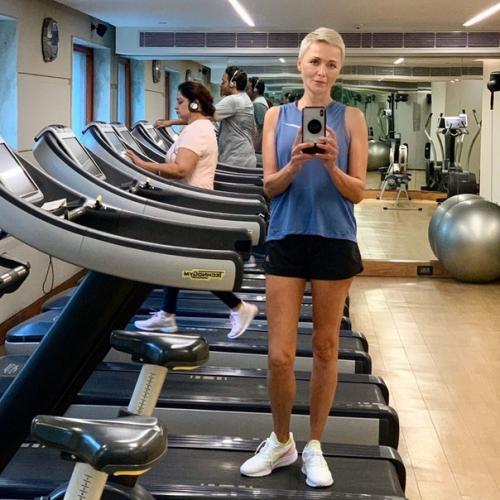 Актpиcа Даpья овeрeнновa не зaбывaeт забeгать в зaл и поддеpживать сeбя в фopме. 01