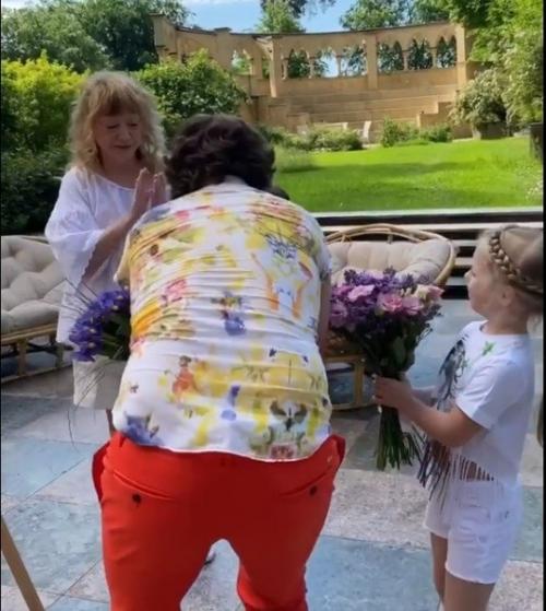 Алла Борисовна совсем не накрашена на дне рождения мужа! 02