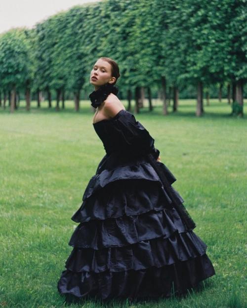 16-Летняя Анна пересильд делится новой фотосессией в образе роковой дамы в пышном платье с декольте. 03