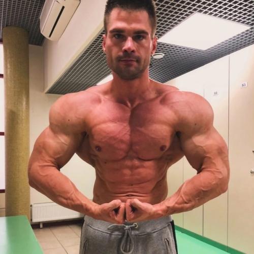 43-Летний Денис Гусев - один из лучших бодибилдеров России. 02