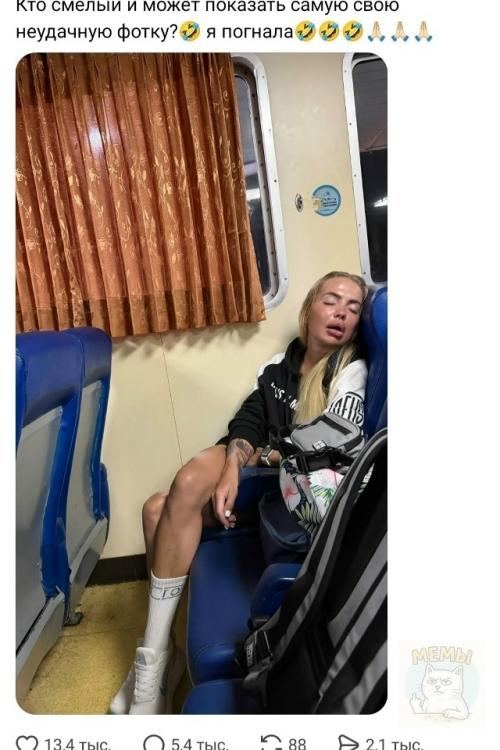 Одна пользовательница сети запустила занятный флешмоб, предложив своей аудитории поделиться кадрами, на которых они получились максимально нелепо. 

