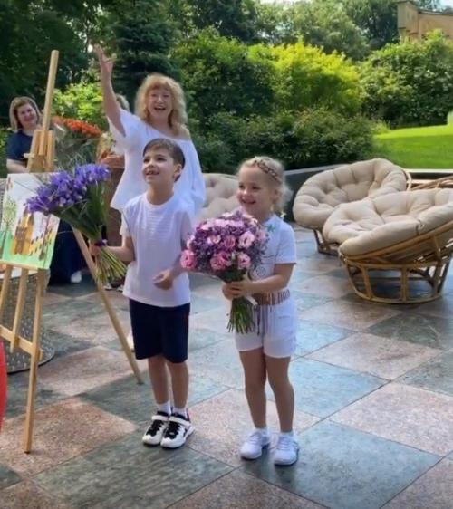 Алла Борисовна совсем не накрашена на дне рождения мужа! 01