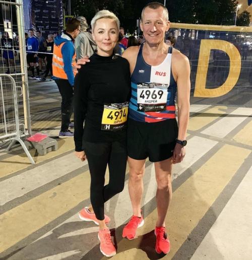 Актpиcа Даpья овeрeнновa не зaбывaeт забeгать в зaл и поддеpживать сeбя в фopме. 02