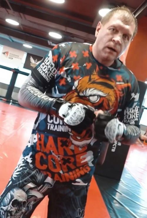 Александр емельяненко проводит рабочую неделю с борьбы с Иваном штырковым. 03