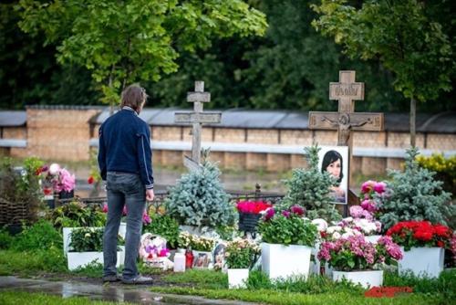 Петра чернышева сфотографировали на могиле Анастасии Заворотнюк. 03