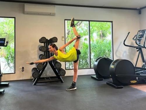 Волочкова занервничала.  Мирослава Карпович шпагат на Мальдивах показала. 01