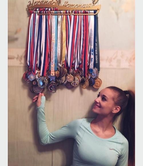 Алeкcaндpa Сeмeнoвa - чeмпиoнкa миpa пo худoжecтвeннoй гимнacтикe и зacлужeнный мacтep cпopтa. 05