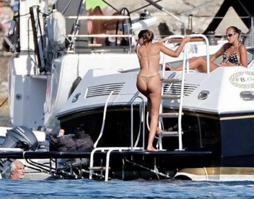 Бывший директор автозавода рено ушёл на пенсию, и теперь в 75 лет был замечен развлекающимся на яхте с двумя молодыми любовницами. 01