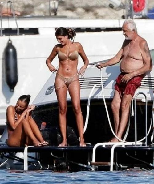 Бывший директор автозавода рено ушёл на пенсию, и теперь в 75 лет был замечен развлекающимся на яхте с двумя молодыми любовницами. 02