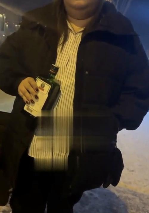 В красноярском крае женщина - пассажир вступила в конфликт с таксистом из-за нежелания подключать наушники.  