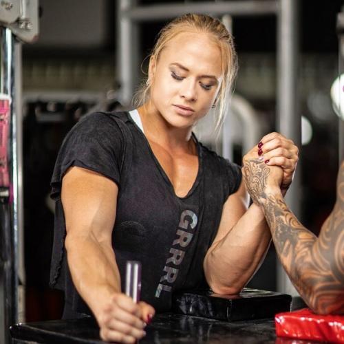 Сара Бекман - 29-летняя девушка - армрестлер из Швеции побеждает тренированых мужиков. 04