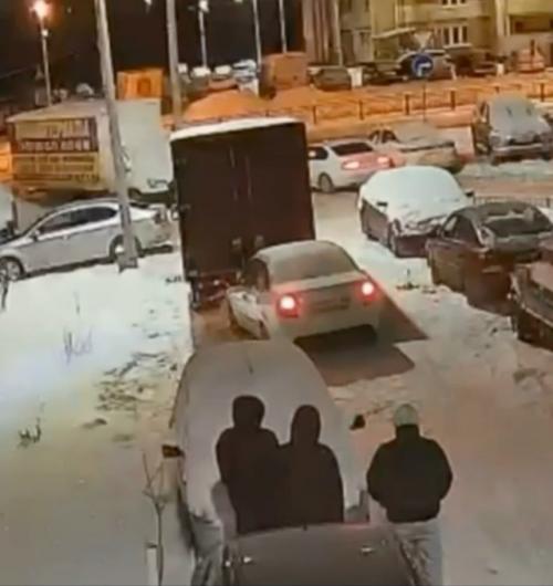 Неадекватный водитель на Ладе не сумел объехать газель и выместил на ней всю злость. 01