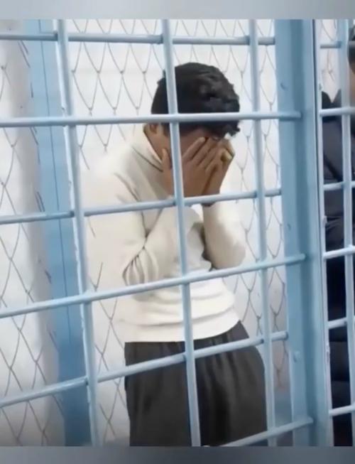 Пятерым мужчинам грозит до 15 лет заключения за жестокое обращение с подростком. 

