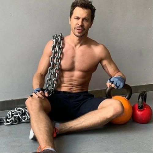 Отличное тело актера Павла деревянко. 01