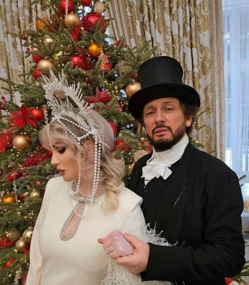 Похудевший Стас Михайлов с женой примерили образы 19-го века. 02