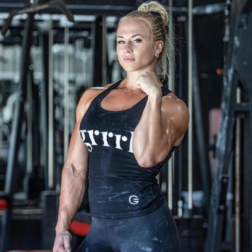 Сара Бекман - 29-летняя девушка - армрестлер из Швеции побеждает тренированых мужиков. 02