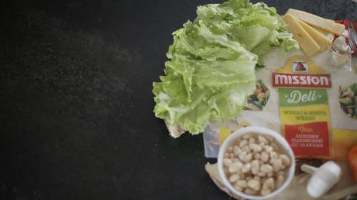 Кесадилья с овощами и индейкой.