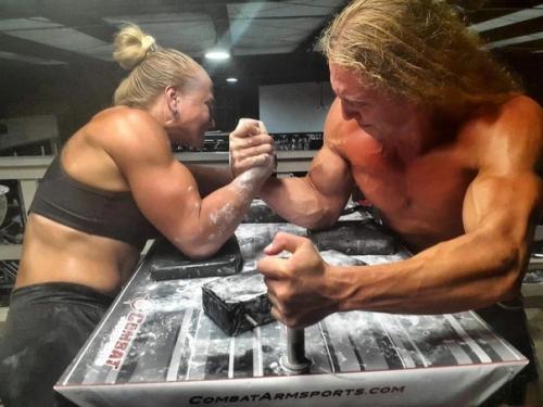 Сара Бекман - 29-летняя девушка - армрестлер из Швеции побеждает тренированых мужиков. 03