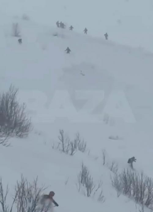 Иностранные туристы, включая россиян, катались на лыжах в Грузии, когда на них сошла лавина. 

