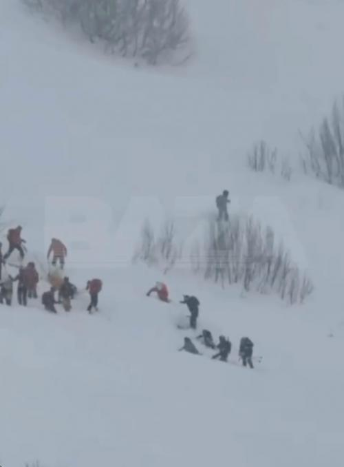 Иностранные туристы, включая россиян, катались на лыжах в Грузии, когда на них сошла лавина. 01